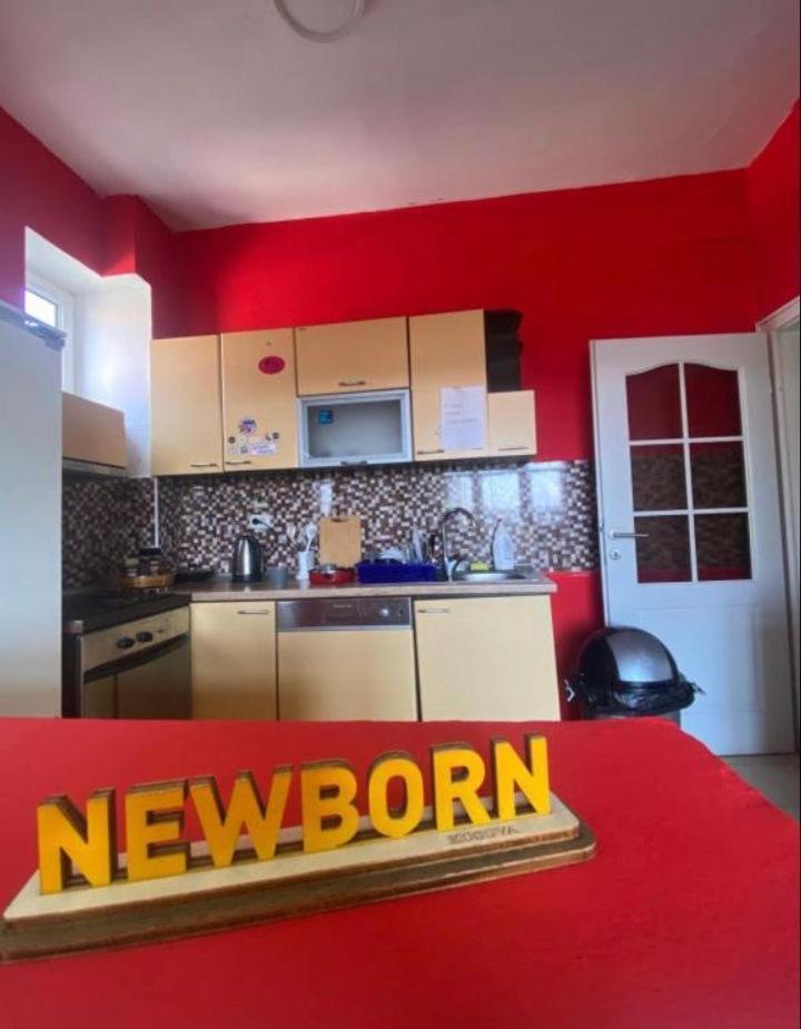 Newborn Center Hostel All Day Free Coffee プリシュティナ エクステリア 写真
