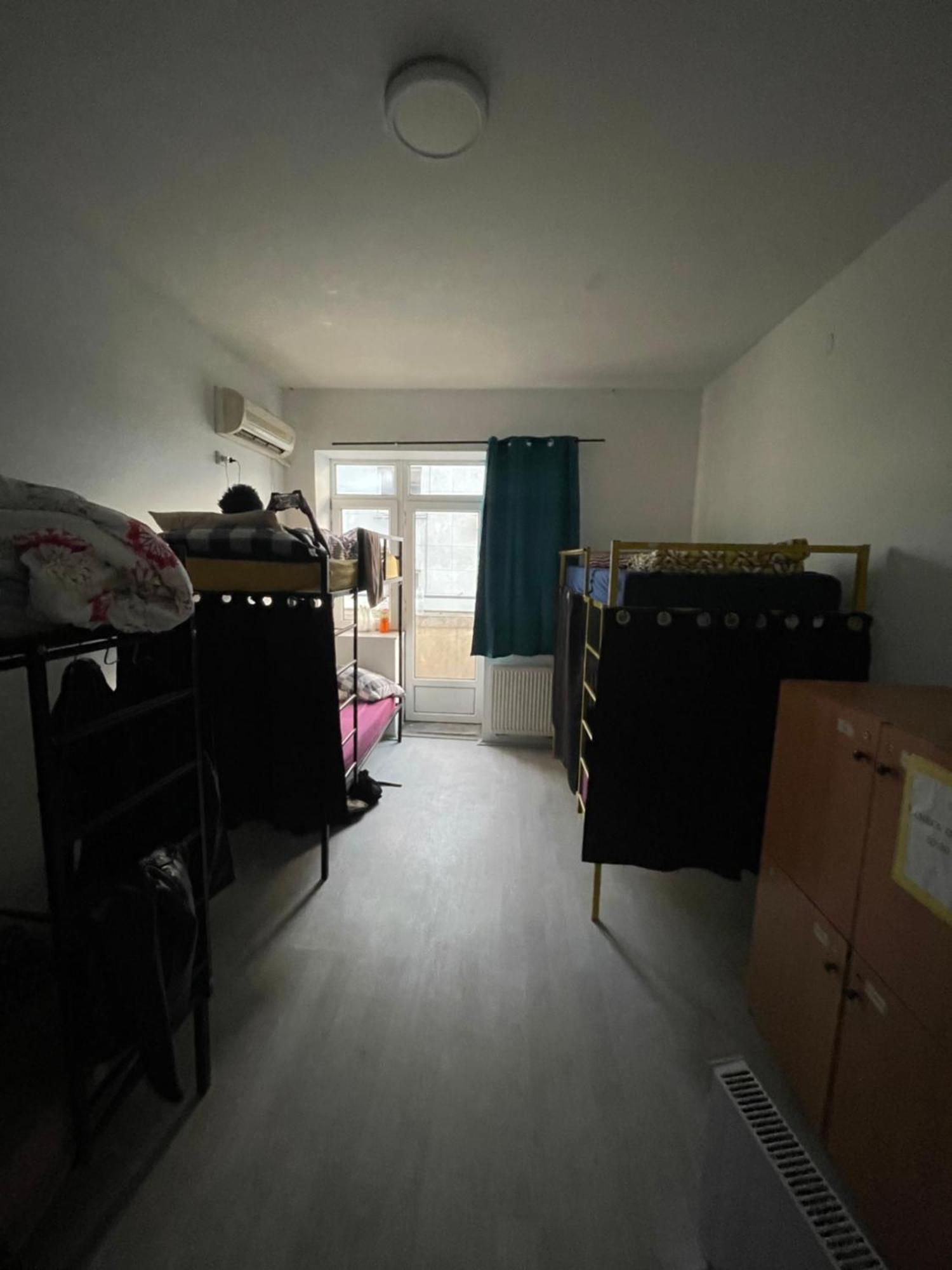 Newborn Center Hostel All Day Free Coffee プリシュティナ エクステリア 写真